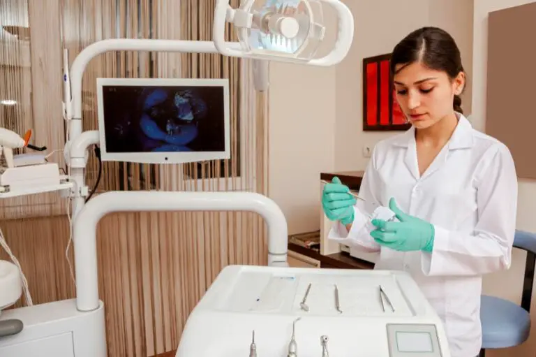 5 Steps to Become a Dental Assistant (Requirements & Degree)