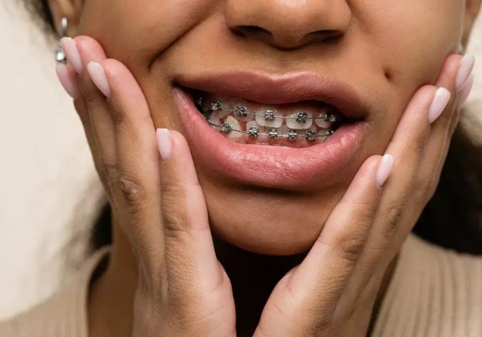 How To Use Dental Wax (A Guide To Applying And Using It）