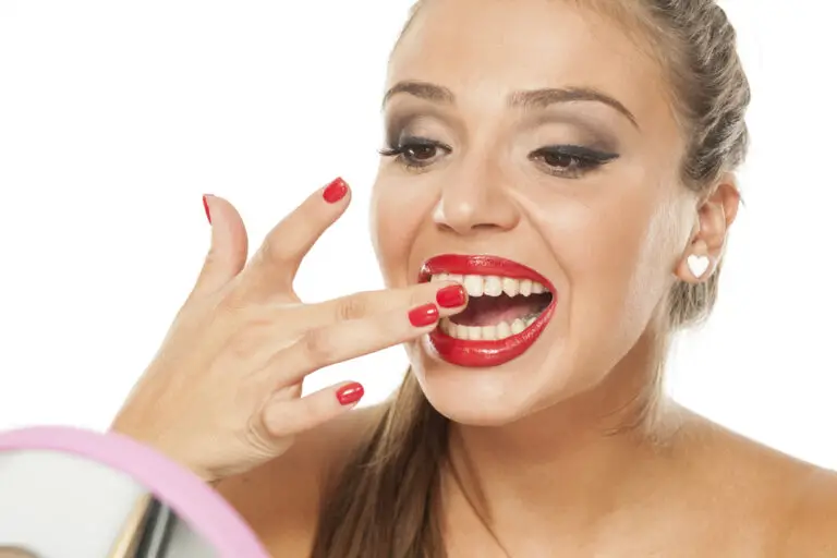 Can I Wear Lipstick With Yellow Teeth? (5 Lipstick Shades Recommended)