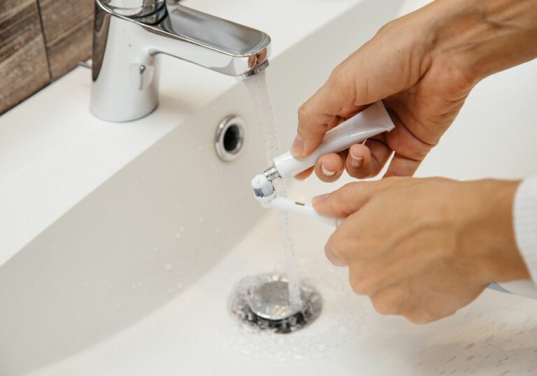 Can toothpaste cause dry mouth and lips? (Explained)