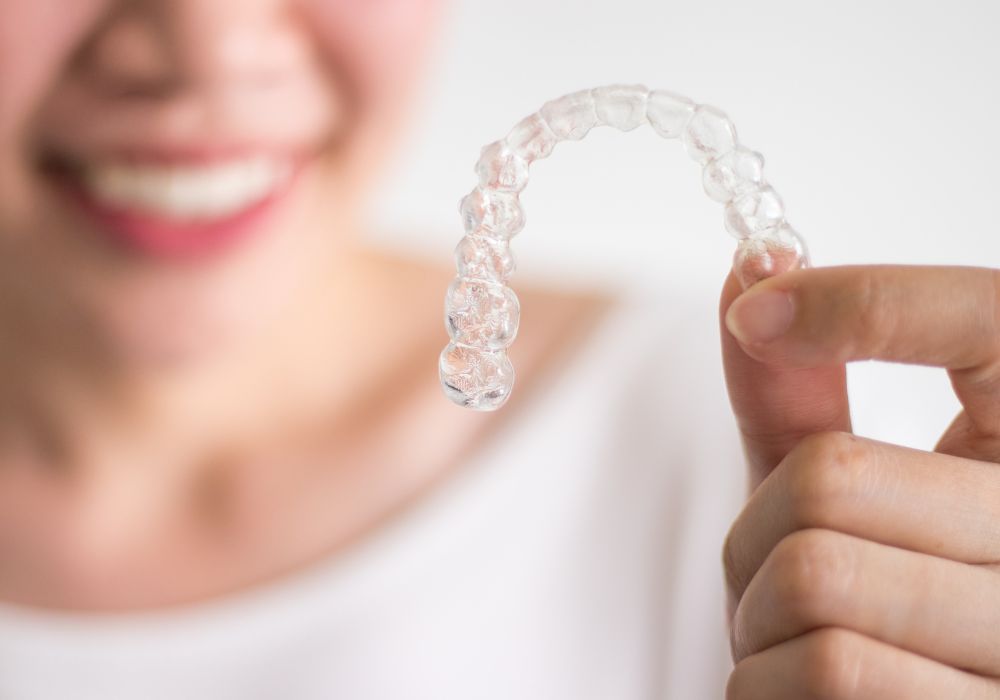Signs that prompt seeing a dentist after Invisalign