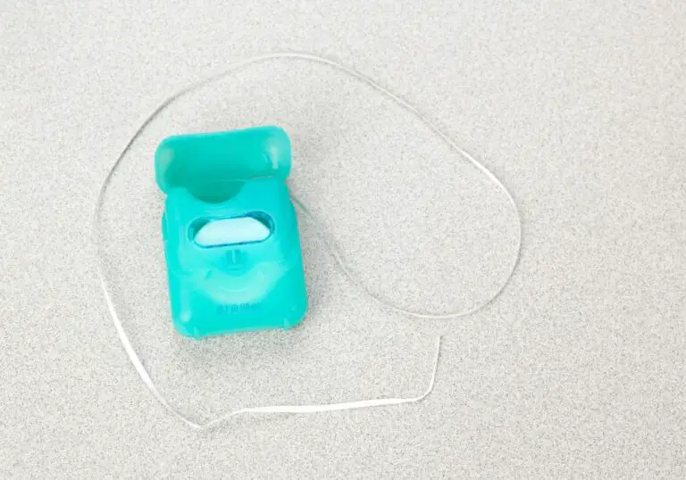 Why Won't Floss Go Between My Teeth? (Flossing Techniques)