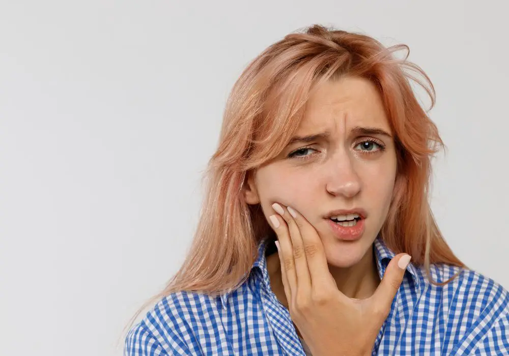 Warning Signs of Serious Tooth Pain From Gum Chewing
