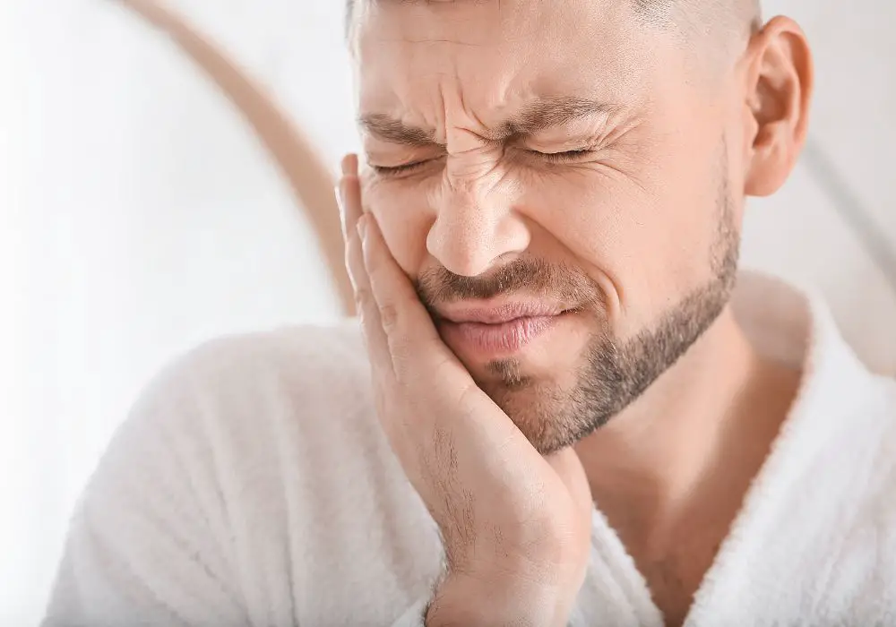 What causes tooth pain when biting down on one side?