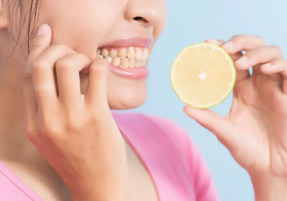 When does tooth sensitivity during eating occur?