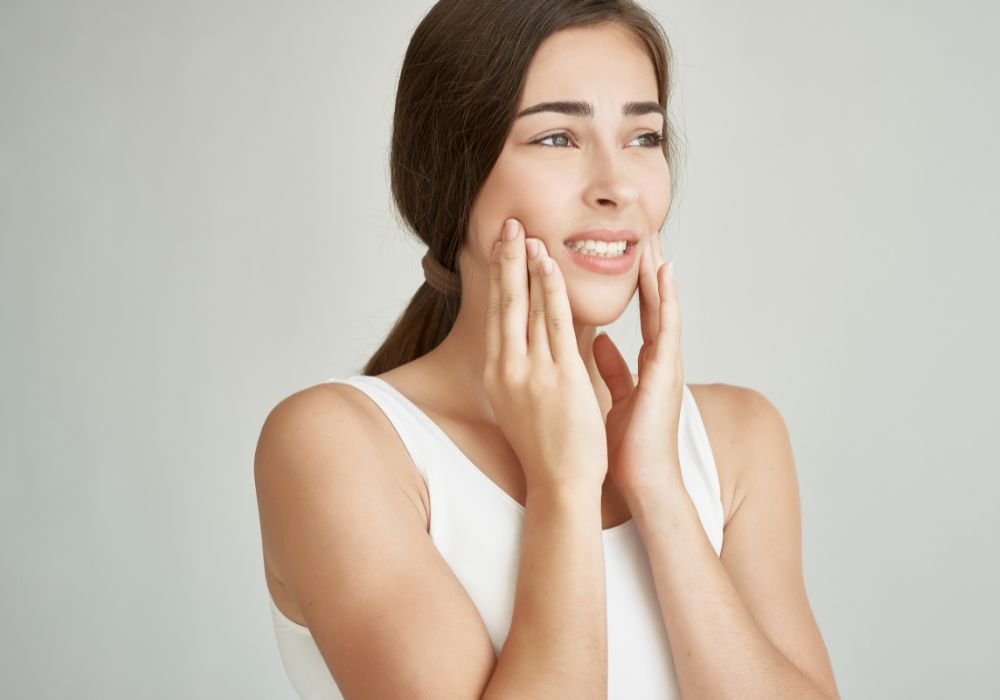 When should I contact my dentist about tooth pain between teeth?