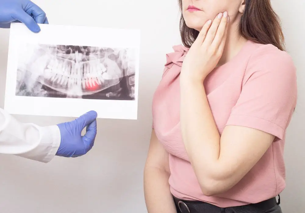 Who is at risk for wisdom tooth impaction and pain?