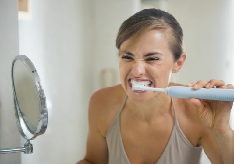 Why everytime I brush my teeth my tooth hurts? (Causes & Solutions)
