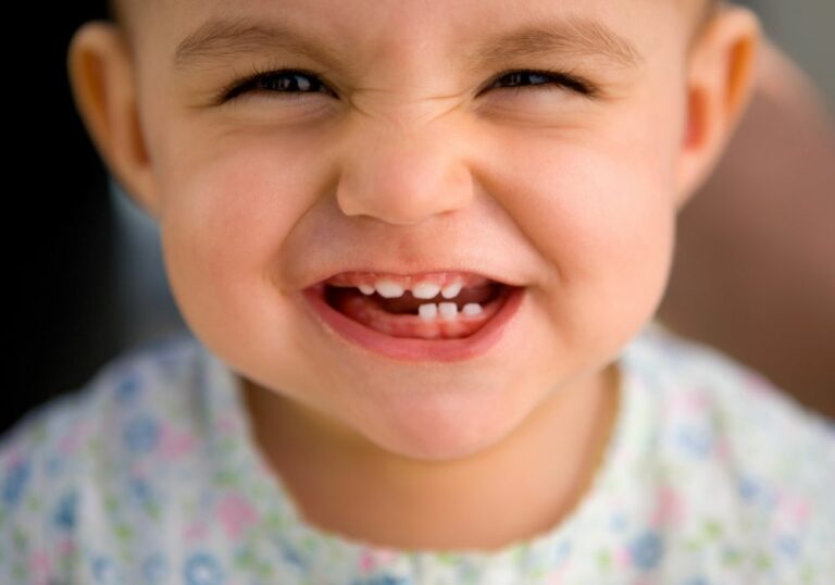 How to Tell When Your Baby’s Top Teeth are Coming In