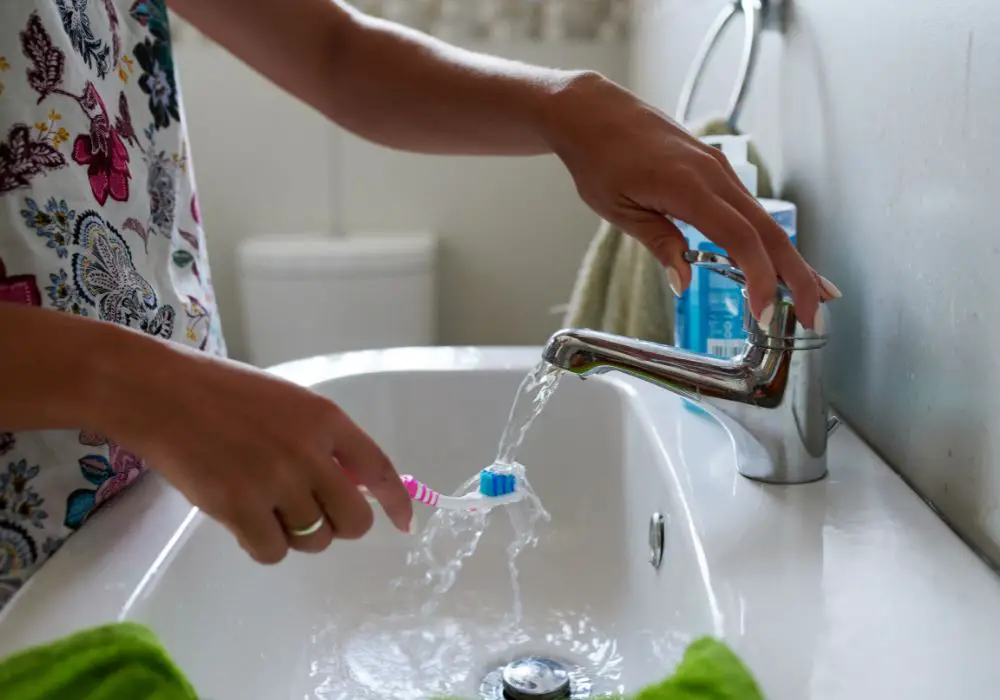 brushing-your-teeth-should-you-do-it-before-bed-and-when-you-wake-up