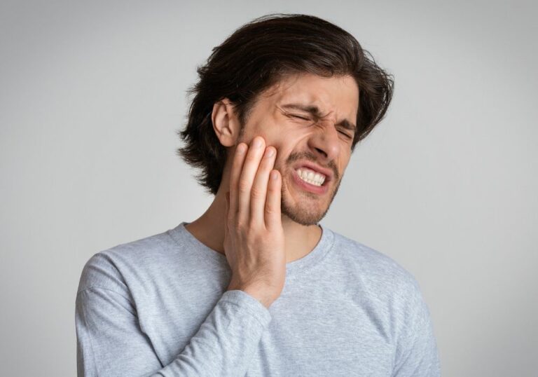 What to do if your teeth hurt when you chew? Tips and remedies